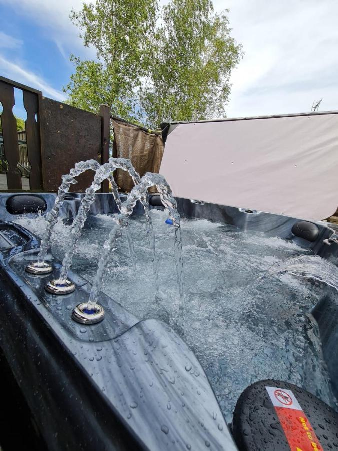 4 Bed Luxury Lodge With Hot Tub Near Lake District Warton (Lancaster, Lancashire) Exterior foto
